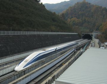 Japón presentó y ya prueba a su nuevo tren flotante