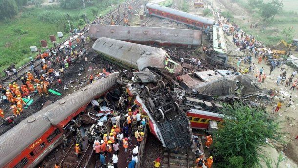 India: así rescataron a las víctimas del accidente ferroviario