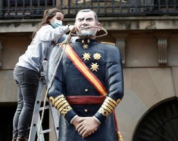 12 de octubre en España: decapitaron figuras de Felipe VI y Cristóbal Colón