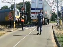 video: un tren no freno y choco a un trailer que se habian dejado en las vias video: un tren no freno y choco a un trailer que se habian dejado en las vias