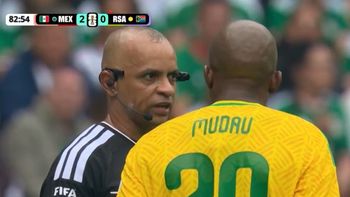 El insólito blooper en el Mundial 2026: árbitro habló en inglés a lo Tevez El insólito blooper en el Mundial 2026: árbitro habló en inglés a lo Tevez