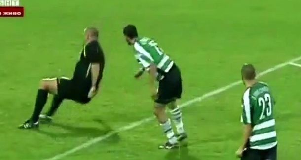 No le gustó lo que cobró el árbitro... Y lo empujó al piso