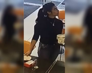 Eliana se dio el susto de su vida al ver que el vaso se movió solo