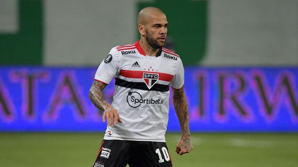 Dani Alves quiere jugar el Mundial y anunció su futuro
