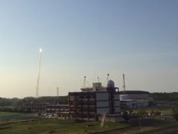 video: asi fue el despegue del arsat 2 en la guayana francesa video: asi fue el despegue del arsat 2 en la guayana francesa