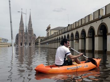 El río Luján perforó la barrera de los 5 metros y el agua se acerca a la Basílica