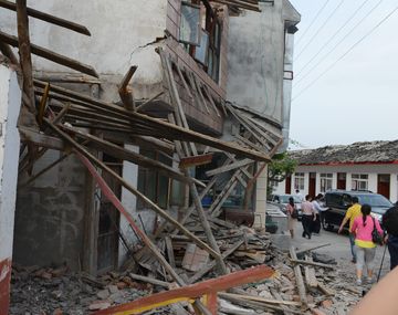 Ascienden a 180 los muertos por el terremoto en China