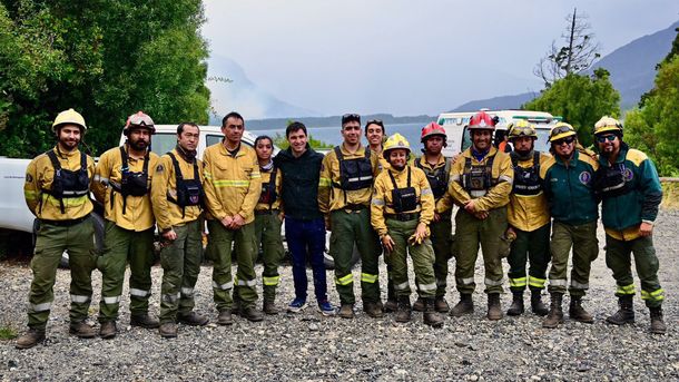 El gobernador Ignacio Torres junto a brigadistas. El gobernador Ignacio Torres junto a brigadistas.