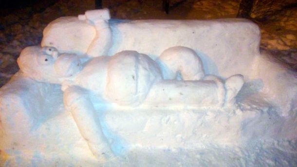 Armaron una estatua de nieve de Homero Simpson y se volvió furor en Neuquén