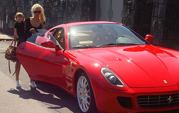 Roban a Maxi López la Ferrari que le había regalado a Wanda