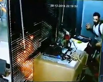 Relatos Salvajes en La Plata: saltó el mostrador y golpeó al empleado porque no le entregaban una encomienda