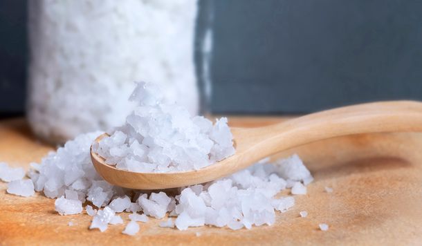 El truco casero de un cespecialista que no conocías para evitar que la sal se humedezca