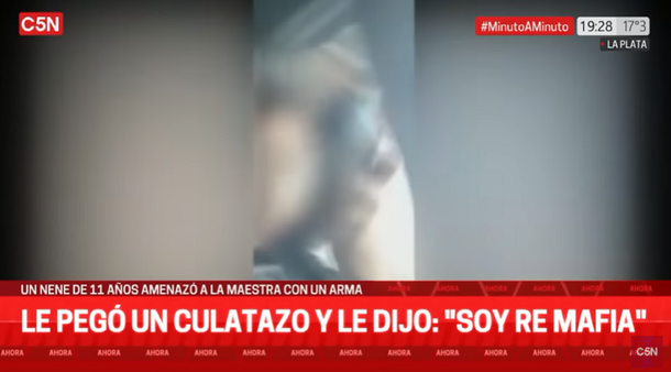 La Plata: un nene de 11 años amenazó con un arma a una maestra y le pegó un culatazo