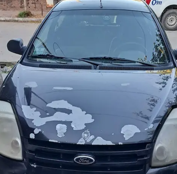 La prueba clave: el momento en que entra y sale el Ford Ka negro con el capot despintado del descampado