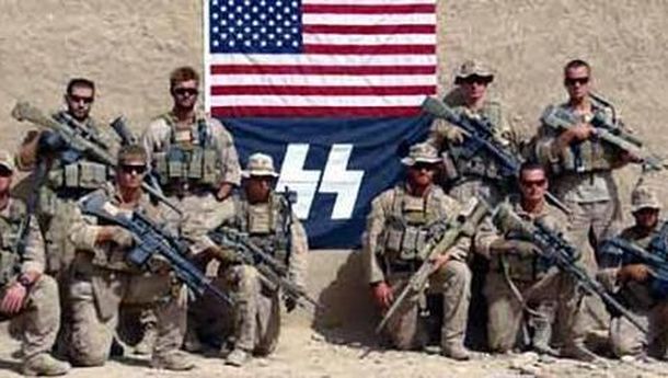 Marines con bandera nazi