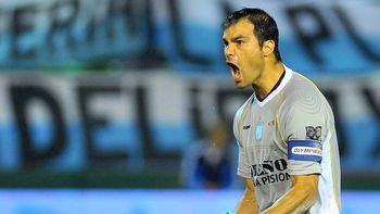 saja, el arquero de racing, salio a cruzar a cantero saja, el arquero de racing, salio a cruzar a cantero