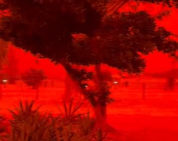 Un tormentón de sangre tiñó el cielo de rojo, arrasó con todo y dejó sin luz ni gas a una ciudad