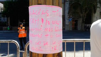 gracias, tio sam, el mensaje que le dejaron a obama en plaza de mayo gracias, tio sam, el mensaje que le dejaron a obama en plaza de mayo