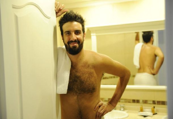 Flavio Azzaro: Si viene un amigo a casa, lo invito a comer en la cama