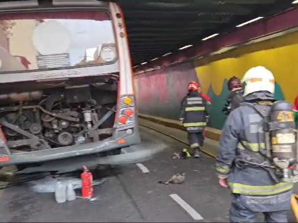 Balvanera: un micro escolar quedó atrapado en un túnel con 36 chicos adentro