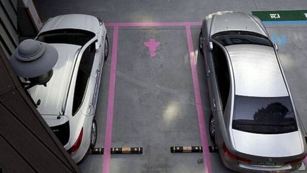 Crean estacionamientos más anchos para mujeres