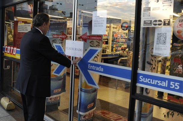 Clausuran cuatro supermercados por desabastecimiento