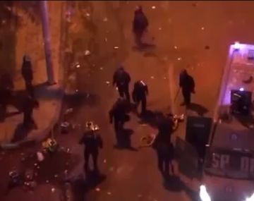 Un hombre desnudo es golpeado por la policía en Egipto