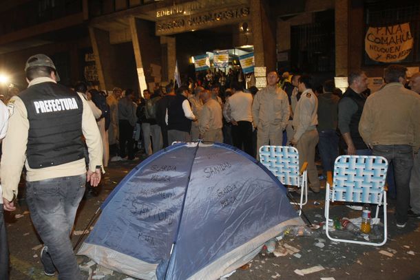 Prefectos y gendarmes están en su cuarto día de protesta