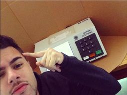 pese a estar prohibidas, las selfies son protagonistas en los comicios brasilenos pese a estar prohibidas, las selfies son protagonistas en los comicios brasilenos