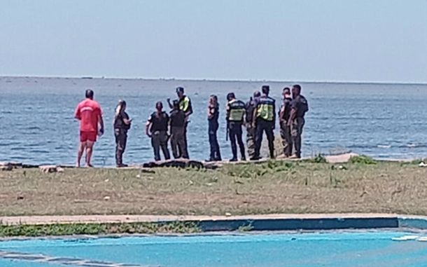 Policías y peritos trabajan en el lugar.