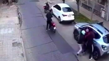 Una pareja de jubilados fue asaltada por cuatro motochorros que los golpearon para robarles el auto. Una pareja de jubilados fue asaltada por cuatro motochorros que los golpearon para robarles el auto.