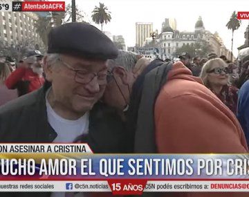 El conmovedor abrazo de dos abuelos en la marcha: Basta de odio muchachos