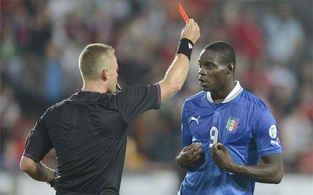 Insólita reacción del indomable Balotelli tras ser expulsado