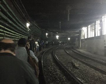 Los pasajeros tuvieron que caminar por las vías