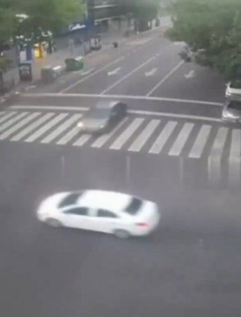 Así fue el impresionante choque y vuelco en Balvanera