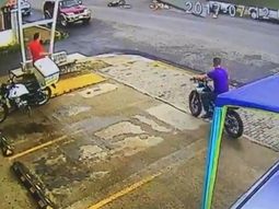 El motociclista se escapó después de impactar contra el hombre