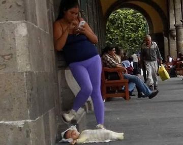 ¿Por qué esta foto de una madre distraída con su celular se hizo viral?
