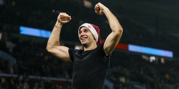 Lo aman: el tremendo festejo navideño del Dibu Martínez con los hinchas del Aston Villa