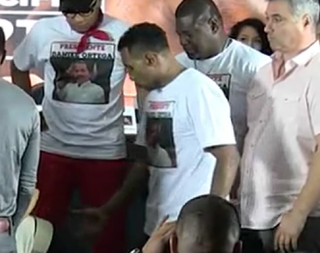 Boxeador le tocó la cola a la novia de su rival