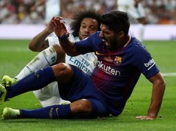 Luis Suárez con Marcelo tras chocar con Keylor Navas