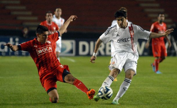 Estudiantes fue efectivo y sumó su primer triunfo ante Independiente