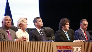 Javier Milei se diferenció de sus pares y evitó aplaudir el reconocimiento a Lula da Silva. Javier Milei se diferenció de sus pares y evitó aplaudir el reconocimiento a Lula da Silva.