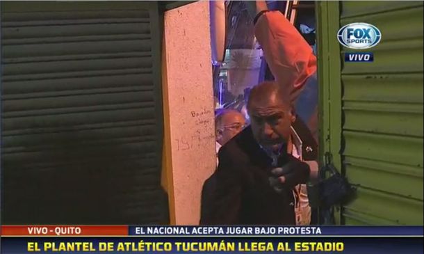 Luis Juez llegando a estadio con el plantel de Atlético Tucumán