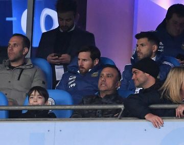 Lionel Messi y Sergio Agüero, ambos lesionados, vieron el partido desde la platea