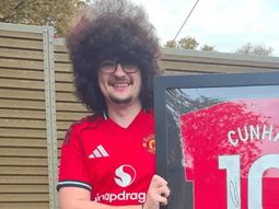 El hincha de Manchester United que no se corta el pelo hace 493 días: hoy se define su promesa