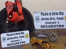 Robó la rueda de un auto y su madre lo entregó a la policía