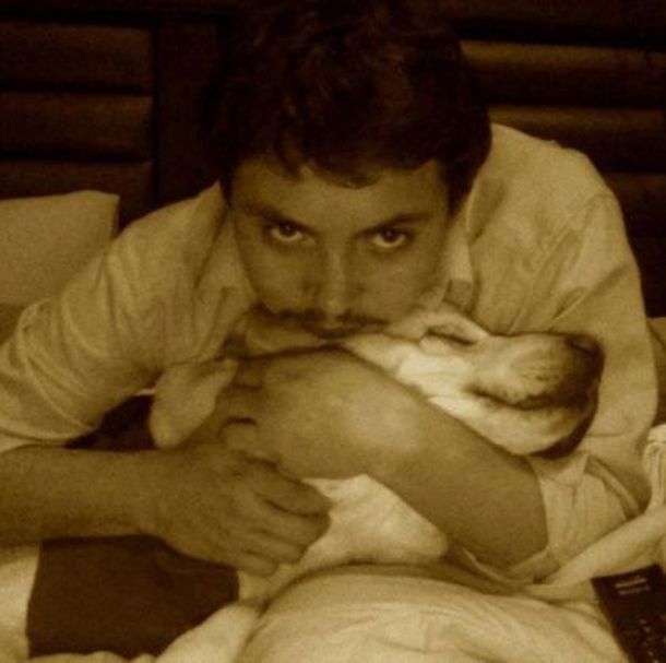 Un bombero salva a un perro haciéndole respiración boca-hocico