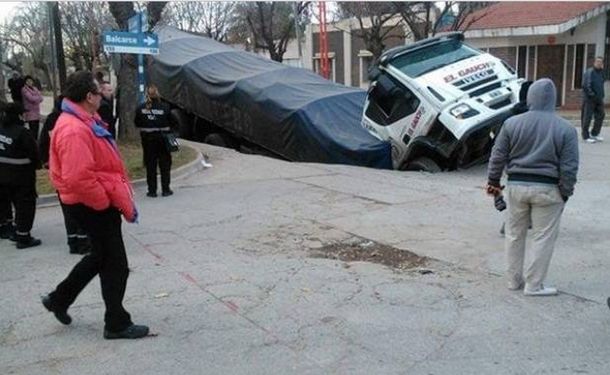 Un bache se tragó a un camión en San Luis