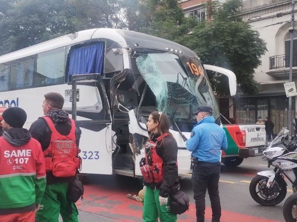 Impactante choque entre dos colectivos en Belgrano: 20 pasajeros resultaron heridos