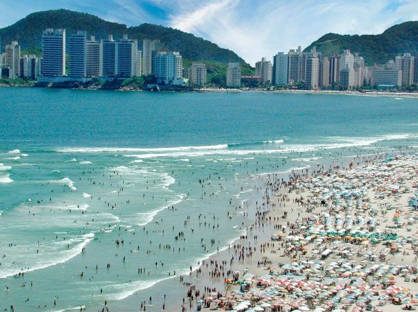 Guarujá es una ciudad costera cerca de San Pablo, Brasil, conocida por sus extensas playas 